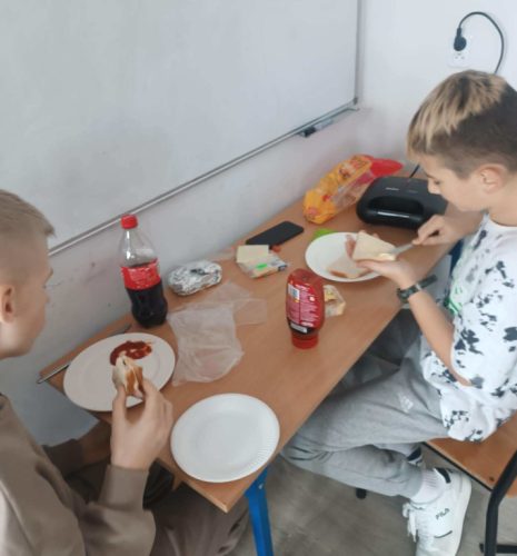 uczniowie klasy szóstej podczas przygotowywania jedzenia