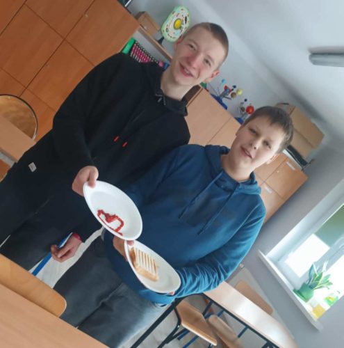 uczniowie z przygotowanymi kanapkami