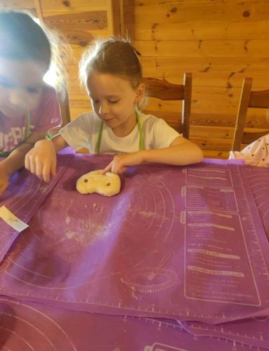 Amelka i Zosia przy wypiekach bułeczek 