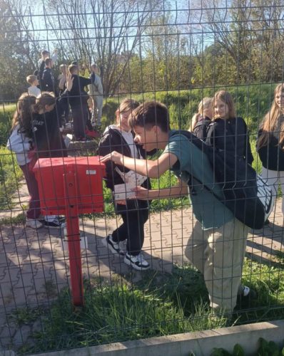 Wysyłanie kartki przez ucznia klasy VII