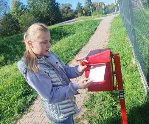 Wysyłanie kartki przez uczennicę klasy IV