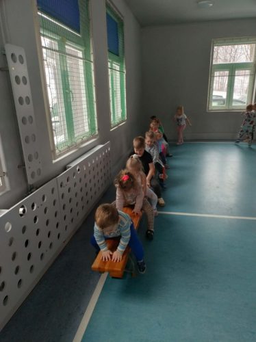 Ćwiczymy na ławce gimnastycznej 