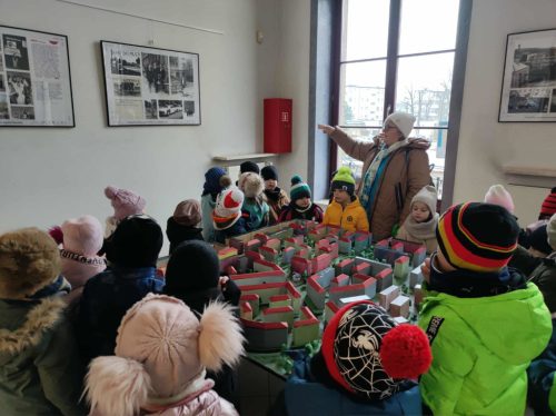 Oglądamy makietę i wystawę fotografii miasta 