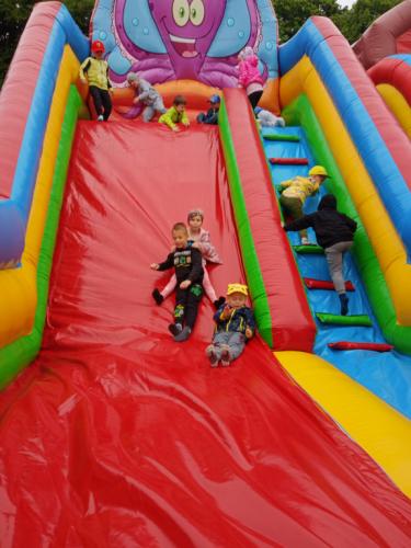 Dzieci na zjeżdżalni 