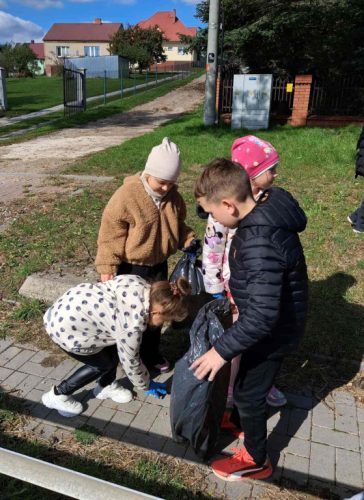 Sprzątanie okolicy przez uczniów klasy pierwszej