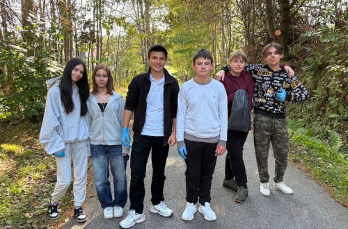 Chwila przerwy w czasie sprzątania przez uczniów klasy ósmej