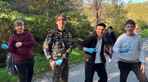 Klasa ósma w czasie sprzątania