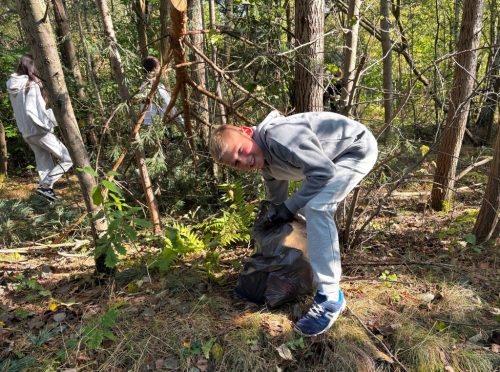 Uczeń klasy czwartej w czasie sprzątania