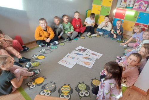 Przedszkolaki zapoznają się z postaciami baśni dydaktycznej. 