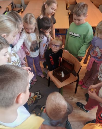 Dzieci otwierają skrzynkę z listem od Perkuna. 