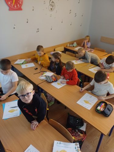 „Nutki” rysują życzenia do Mądrej Flądry.