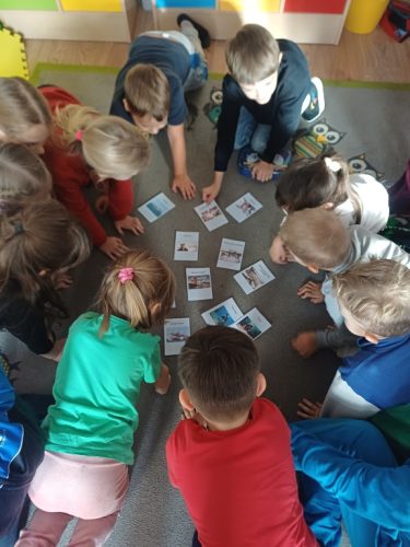 Dzieci poznają zawody związane z morzem. 