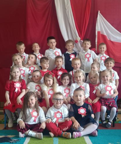 Przedszkolaki z grupy,,Smerfy podczas występu 