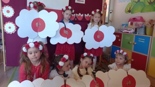 Dzieci z grupy,, Sówki  podczas występu 