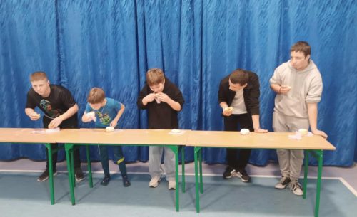 chłopcy jedzą pączka na czas