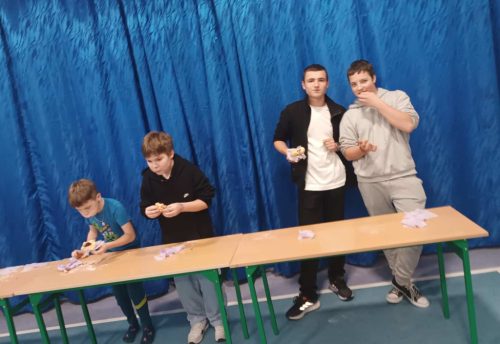 chłopcy w czasie konkursu