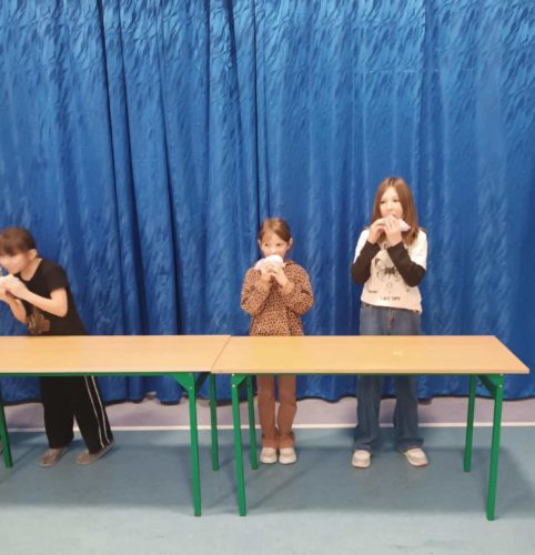 dziewczynki jedzą pączka na czas