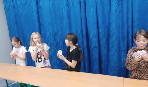 dziewczynki w czasie konkursu