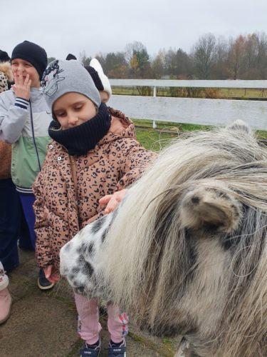 Uczniowie kl. 2 na wycieczce.