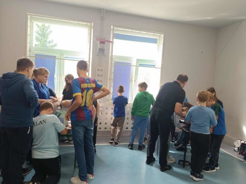 Klasa 4 i 6 podczas wykonywania plakatów