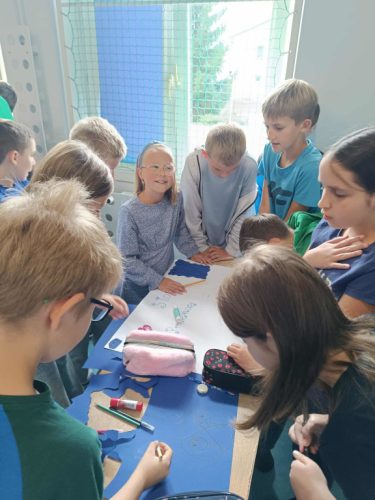 Klasa 4 podczas wykonywania plakatu