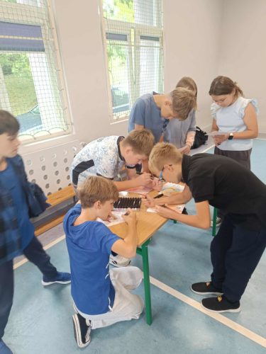 Klasa 5 podczas wykonywania plakatu