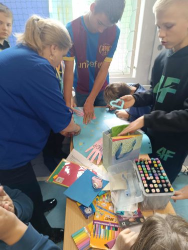 Klasa 6 podczas wykonywania plakatu