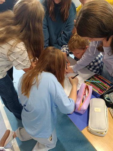 Klasa 7 podczas wykonywania plakatu