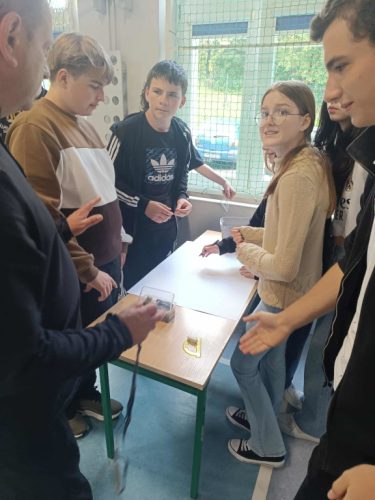 Klasa 8 podczas wykonywania plakatu