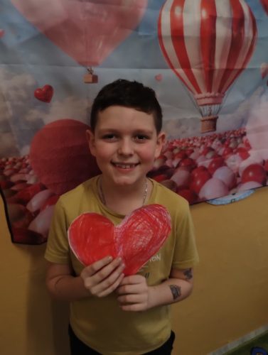 Antoś z walentynką.