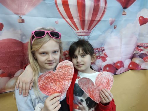 Nadia i Natalia z serduszkami.