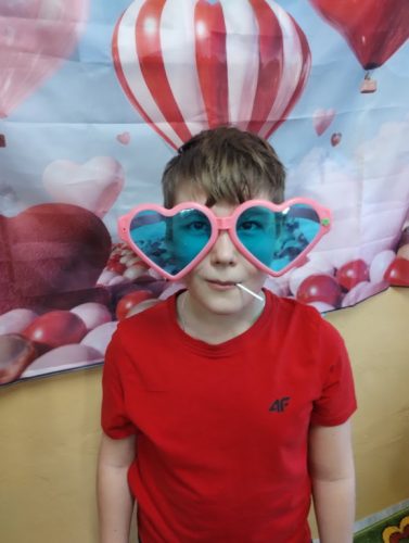 Nikodem w serduszkowych okularach.