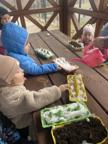 Dziewczynki czekają na podlewanie