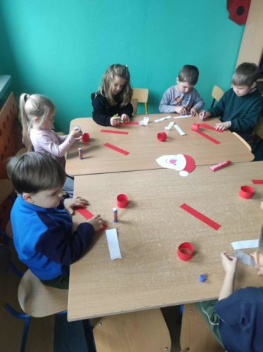 Dzieci z grupy drugiej przy pracy.