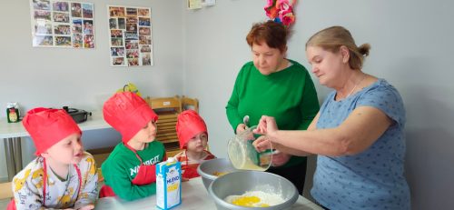 Panie z KGW przygotowują ciasto 