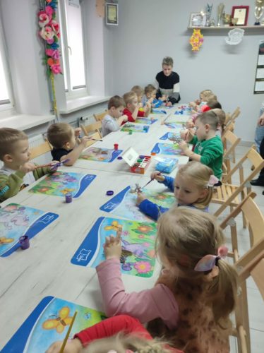 Przedszkolaki malują ozdoby 