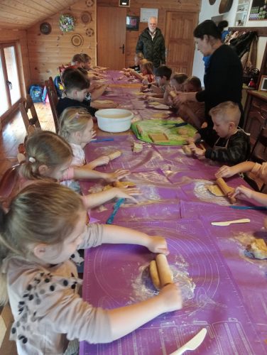 dzieci z grupy Świętokrzyskie Nutki robią Mazurki 