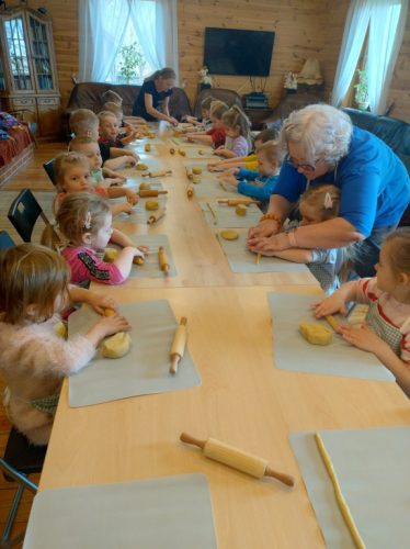 dzieci z grupy wraz z wychowawcą Biedronki podczas robienia mazurków 