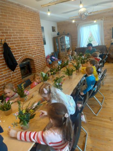 dzieci z grupy Biedronki robią stroiki wielkanocne 