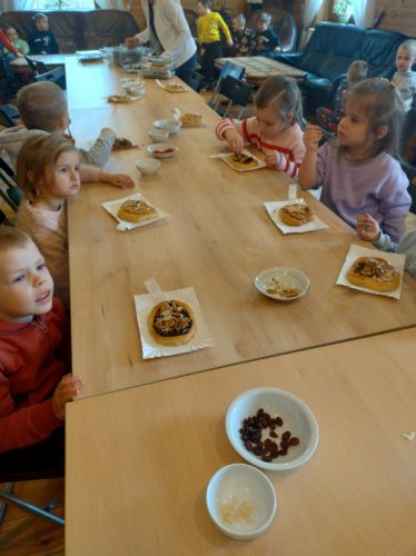 dzieci z grupy Biedronki robią Mazurki