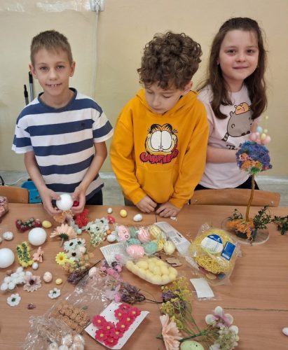 Uczniowie przy wybieraniu ozdoby 