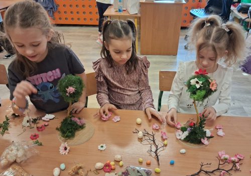 Małe artystki wybierają ozdoby