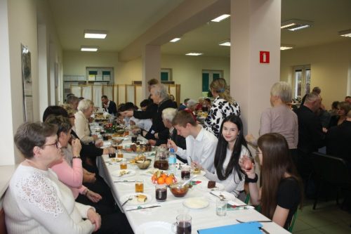 Radość przy stole wigilijnym