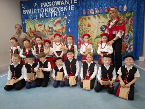 dzieci z grupy Świętokrzyskie nuteczki podczas pasowania 