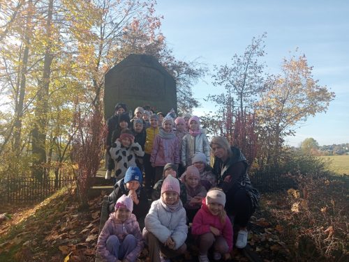 dzieci pod pomnikiem,, poległych mieszkańców Klonowa 