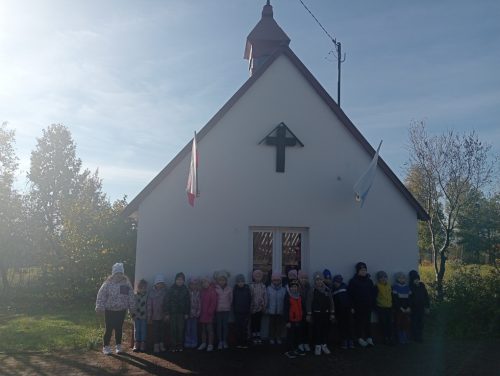 dzieci pod kapliczką w Klonowie