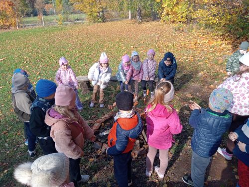 dzieci podczas pieczenia kiełbaski 