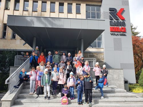 Uczniowie klas I - III przed siedzibą Radia Kielce