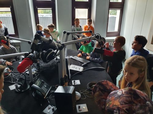 Uczniowie w studiu nagrań.