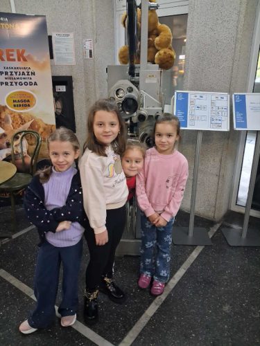 Uczennice klasy I w kinie Moskwa